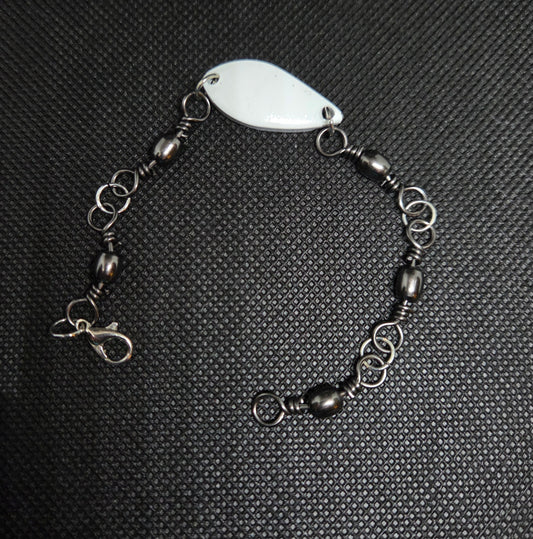 Fishing swivel bracelet with white/glow in the dark spoon lure